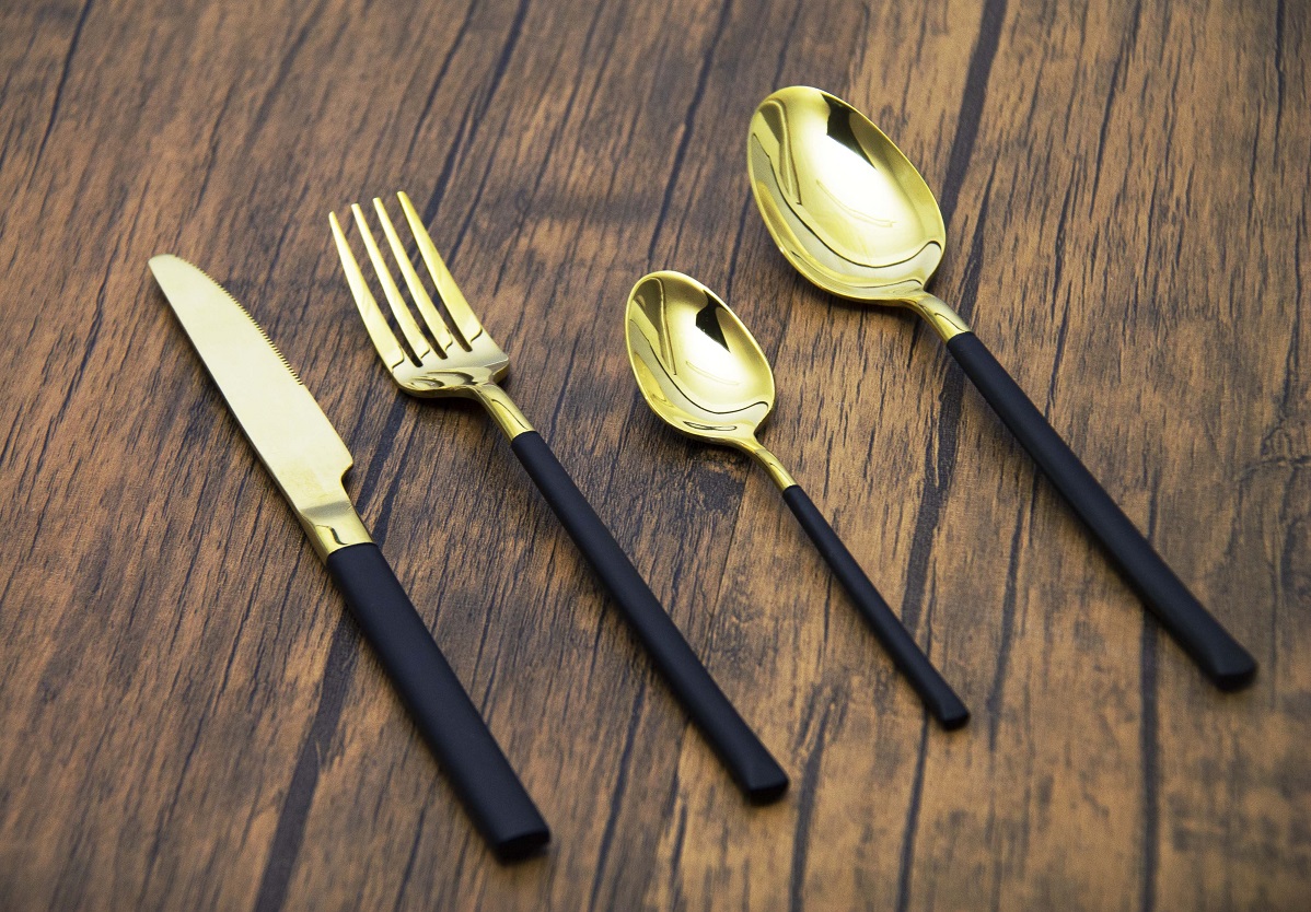 Full Cutlery Sets Finery Cutlery Set 4pc GoldBlack was sold for R129
