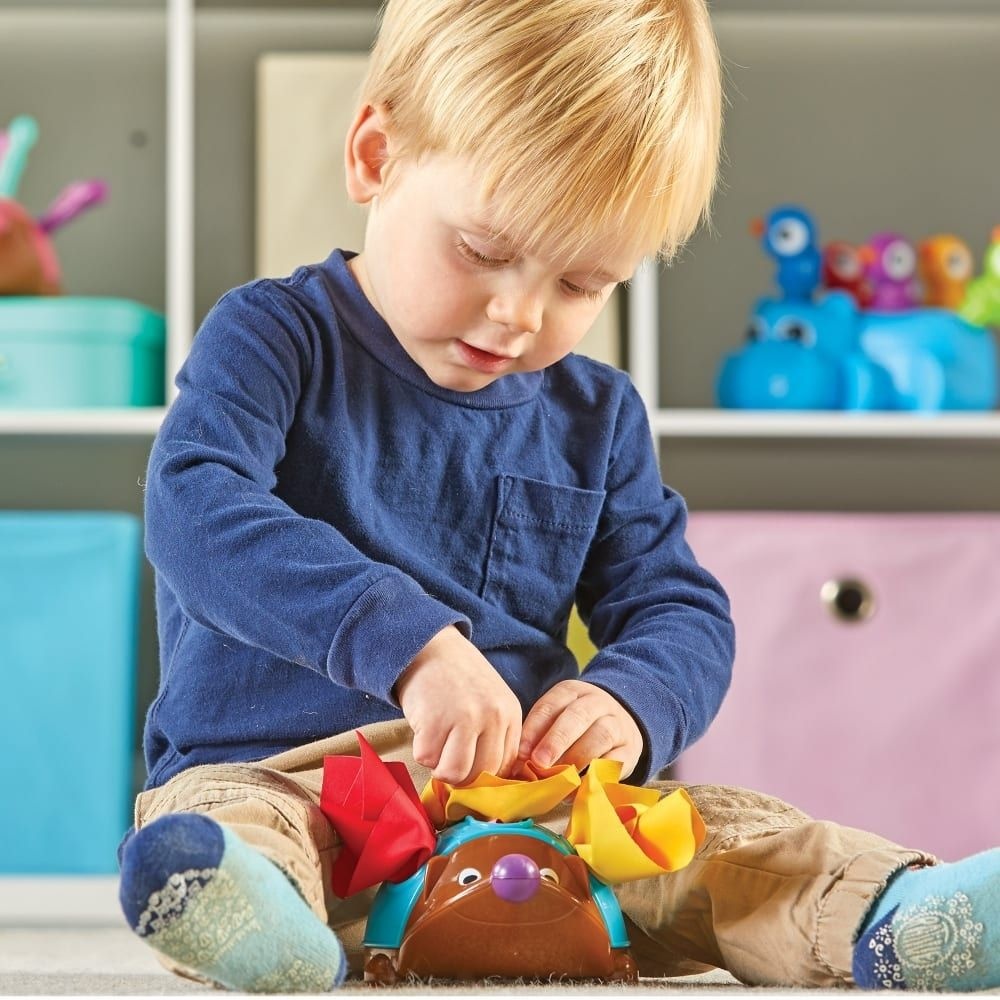 Learning Resources - Spike The Fine Motor Hedgehog® Tissue Pal™ Sensory Toy